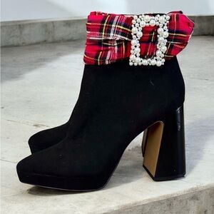 Betsy Johnson IDRIS Black Booties S 8 Red Black Plaid  Pearl Buckle Heeled NWOB